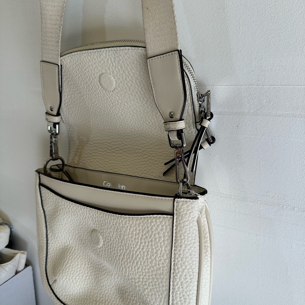 Calvin Klein White Pebbled Leather Crossbody Bag - Picture 7 of 8